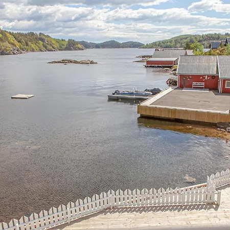 In With 5 Bedrooms And Wifi Farsund