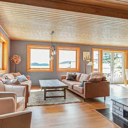 In With 5 Bedrooms And Wifi Farsund