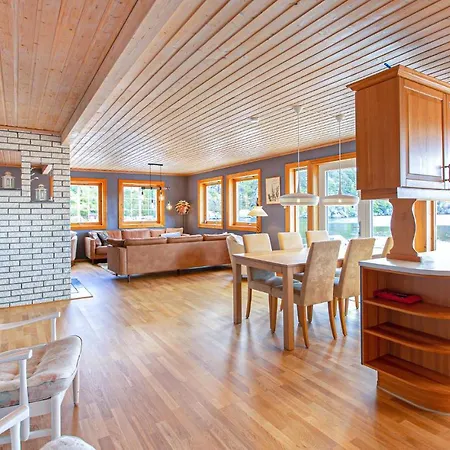 In With 5 Bedrooms And Wifi Dom wakacyjny *